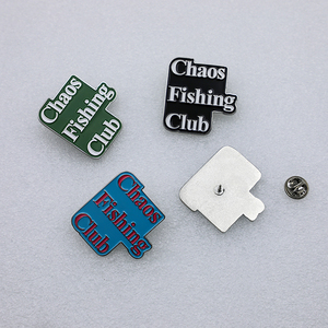Broches personnalisées carrées en métal avec lettres émaillées de diverses couleurs et attache papillon - Product Image 2