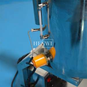 Remplisseur de rouge à lèvres Henwi avec réservoir de chauffage et d'agitation pour les produits de crème de brillant à lèvres de baume à lèvres à coulée chaude dans la production cosmétique. - Product Image 6