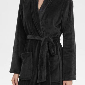 Peignoir en polaire corail léger avec logo personnalisé Vêtements de nuit à capuche doux et chauds pour la maison et l'hôtel Thermique pour femmes et hommes - Product Image 4