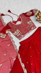 Lehenga Choli pakistaní rojo elegante de excelente calidad con bordados y dupatta para bodas y eventos tradicionales. - Product Image 4