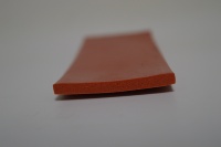 Bande de mousse en silicone plate et carrée pour l'étanchéité et le rembourrage des cadres de portes, des armoires et des panneaux de machines