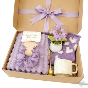 2026 Popular Luxury High Quality Mother Day Wedding Relaxation Gift Box Set With Crochet Flower Blanket