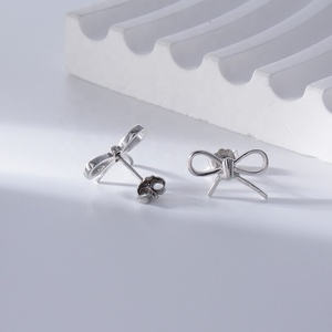 Boucles d'oreilles personnalisées en argent sterling 925 avec un ours et un nœud, unisexe - Product Image 2