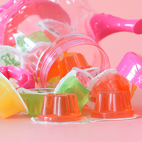 Minicrush Gelée de fruits assortis en pot théière rose pour filles, en plastique transparent, emballée en mini-gobelet