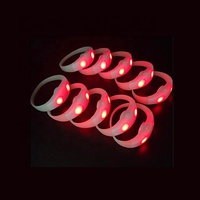 Nouveautés Bracelets en silicone LED avec logo personnalisé, contrôlés à distance par DMX, clignotants, pour les événements de Noël et de remise des diplômes