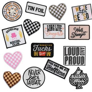 แผ่นปักลายหัวใจสีดำชมพูลายตารางหมากรุก พร้อมคำว่า Loud and Proud สำหรับตกแต่งเสื้อคลุมและหมวกกลางแจ้ง - Product Image 1