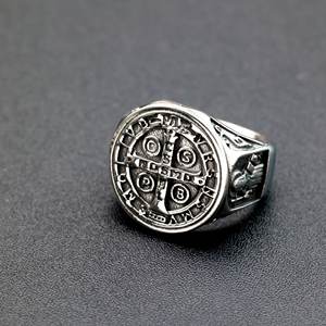 Anillo de Hombre con Cruz de San Benito, Acero Inoxidable, Joyería Religiosa Retro, Diseño Geométrico Redondo - Product Image 3