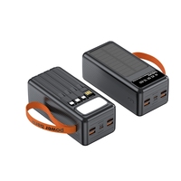Banque d'énergie solaire de grande capacité 50000mah quatre ports USB intégrés 4 câbles chargeur solaire portable avec lampe de poche pour l'extérieur