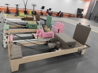 Hochwertiger, maßgefertigter Pilates-Reformer aus weißem Ahornholz für Fitness-, Yoga- und Pilates-Studios mit PU-Leder