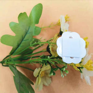 Crochets adhésifs robustes en forme de fleur de prunier, crochets pour vendeurs de rue, crochets adhésifs sans clou pour vêtements, petits crochets à un yuan - Product Image 1