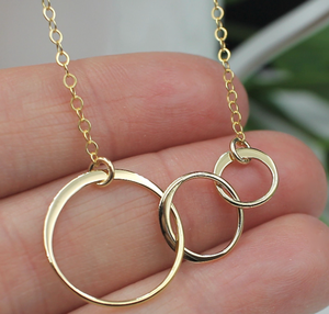 Collier en or avec trois cercles d'éternité Collier à trois cercles en or avec anneaux entrelacés Cadeau pour soeur meilleure amie - Product Image 6