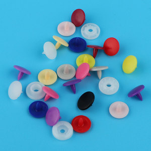 T09 Phong Cách Chân Phong Cách Quần Áo Logo Snap Nút Bao Bì Túi Tùy Chỉnh Kích Thước Đen & Trắng Cổ Phiếu Nhựa Với Giao Hàng Nhanh Chóng - Product Image 2