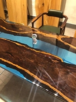 Table en résine époxy bleue personnalisée avec plateau en bois de rivière et table en bois d'arbre de pluie - Table à manger, salon et table basse à bord vif