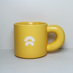 Mug en céramique personnalisé avec poignée, logo jaune, vaisselle promotionnelle, tasse individuelle, origine Zibo, printemps 2013, numéro de pièce 7111 - Product Image 1