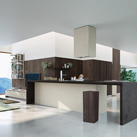 Armoires de cuisine modernes minimalistes entièrement blanches sans poignées, design intégré gain de place, armoires de cuisine personnalisables pour la maison