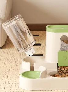 Bol pour chat personnalisé de haute qualité grande capacité distributeur d'eau automatique de fournitures pour animaux de compagnie en plastique et distributeur de nourriture - Product Image 5