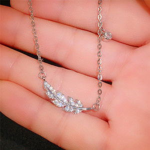 Collana da Donna con Ciondolo a Foglia e Piuma, Ispirata alle Ali, Catena per Clavicola, Elegante Gioiello di Moda per Uso Quotidiano - Product Image 4
