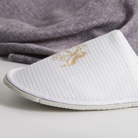 Chaussons jetables en tissu gaufré pour hôtels et hébergements de voyage – Respirants, design personnalisé, qualité supérieure
