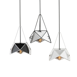 Lustre moderne en fer triangulaire à trois lumières de style nordique, éclairage de plafond coloré - Product Image 2