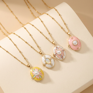 Collane con Ciondolo Ovale N77Y in Ottone Placcato Oro, Medaglioni Apribili per Foto, Decorati con Smalto e Perle Finte, Gioielli per Uso Quotidiano - Product Image 1