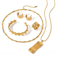 Ensemble de bijoux pour femme en acier inoxydable plaqué or 18 carats, comprenant bracelet manchette, collier pendentif, bracelet jonc, boucles d'oreilles clous et bague, au design tendance et distinctif