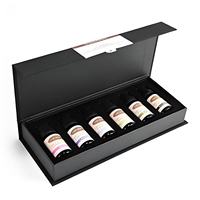 Boîte cadeau cosmétique avec fermeture magnétique à rabat, insert en mousse de forme personnalisée, finition brillante