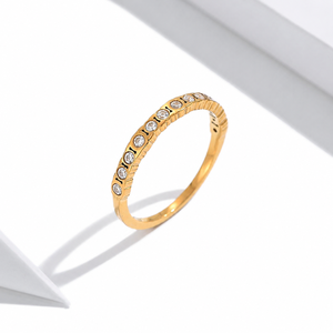 Anillo Ovalado con Banda Decorativa de Acero Inoxidable, Chapado al Vacío en Oro de 14K, Anillo Delgado Pulido con Hilera de Detalles Transparentes - Product Image 1