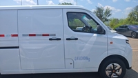 Farizon VAN EV 2026 : Nouveau véhicule utilitaire électrique pur, moteur 100-150 kW, autonomie 430 km, intérieur spacieux pour passagers et marchandises, grande capacité