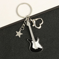 Vente en gros de cintres d'instruments de musique créatifs Coffret cadeau pour événement Porte-clés guitare laquée en métal
