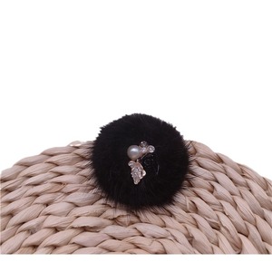 Femmes Simple mode haut de gamme perle vison fourrure broche pull écharpe chapeau décoratif vêtements broches pour scènes de <span class=keywords><strong>ski</strong></span> - Product Image 6