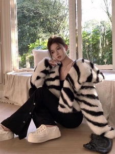 <span class=keywords><strong>Cappotto</strong></span> in Ecopelliccia con Collo Blu Navy, Motivo Zebrato <span class=keywords><strong>Bianco</strong></span> e Nero, per Donna, Autunno Inverno - Product Image 6