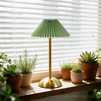 Lampe de table LED moderne et simple en tissu avec abat-jour floral à intensité variable, alimentation CA, CRI 90 élevé pour salon et projets hôteliers