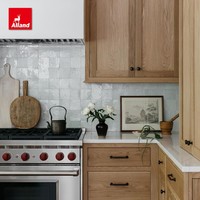 Armoires de cuisine Alland Cabinets, style rustique farmhouse, chêne blanc massif, bords droits, style Shaker