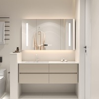 Meuble-lavabo de salle de bain moderne et intelligent, intégré et sur mesure, avec miroir, poignées en bois, étagères à 2 niveaux et vasque en dalle de roche