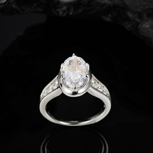 Bague élégante en argent sterling 925 avec moissanite taille ovale et pierres latérales pavées, bijou de luxe pour demande en mariage, fiançailles et mariage pour femme - Product Image 4