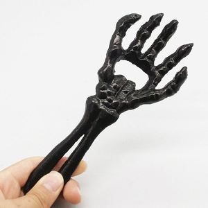 Abridor de Botellas de Hierro Fundido con Forma de Mano de Esqueleto Personalizado para Regalo Promocional - Herramienta de Bar de Estilo Gótico Única - Product Image 3