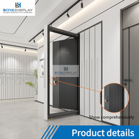Présentoir de porte coulissante sur mesure pour salle d'exposition avec bras réglables et glissières robustes pour porte intérieure de magasin