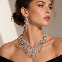 Parure Collier et Boucles d'Oreilles en Cuivre Plaqué Platine avec Zircon et Pompon pour Femme – Style Luxe Léger, Haute Qualité, Idéal Mariage, Cadeau, Soirée – Vente en Gros