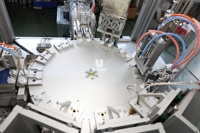 Machine d'assemblage de couvercles à ressort tubulaires pour comprimés effervescents en plastique avec dessiccant
