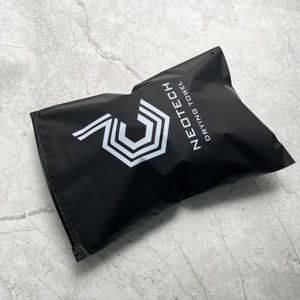 Sacs à fermeture éclair noirs personnalisés avec impression blanche - Emballage durable pour les serviettes et outils de detailing automobile - Product Image 5