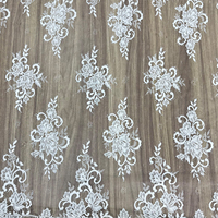 Tissu en dentelle de tulle Chantilly blanc GCW-Q10200 à motif floral médaillon baroque symétrique pour studio de couture de créateur