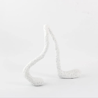 Sculpture abstraite en résine texturée blanche à double base, style minimaliste et courbé, pour la décoration de la maison, des hôtels et des bureaux (vente en gros ODM)