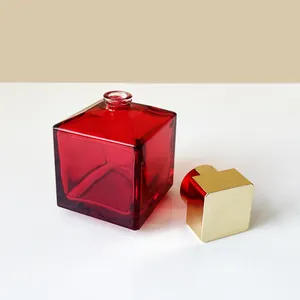 In magazzino rosso chiaro 70ml quadrato forma cubo bottiglie di profumo di vetro profumo profumo profumo olio bottiglie di vetro con coperchi
