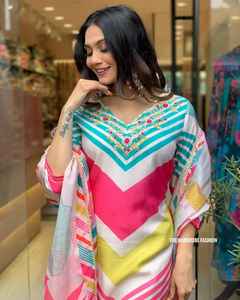 Conjunto de traje de Chinon de ropa india y paquistaní de suministro directo de fábrica con pantalón Kurti y Dupatta disponible para venta de exportación - Product Image 4