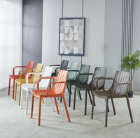 Meilleure vente Chaise en plastique blanche à bras empilable Chaise de salle à manger au design moderne pour la maison, le bureau et la salle à manger Mobilier de maison polyvalent
