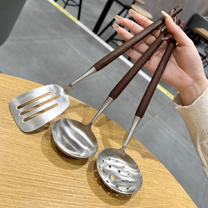 ชุดทัพพีตักซุปพร้อมที่กรองและตะหลิว ทำจากสแตนเลส 304 ด้ามไม้วอลนัท อุปกรณ์ครัว ช้อนตักหม้อไฟแบบหนา 3 ชิ้น - Product Image 1