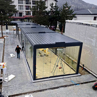 Pavillon extérieur moderne avec structure en acier thermolaqué blanc et toit à lames bioclimatiques pour terrasse, patio, salon, plusieurs tailles disponibles