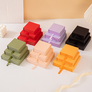 Boîte à bijoux rigide haut de gamme avec doublure en éponge, personnalisable, différentes poignées en ruban, emballage cadeau de luxe sur mesure - Product Image 3