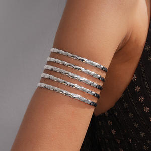 J Fashion Brazalete Abierto Plisado de Acero Inoxidable con Textura Metálica, Multicapa, Elegante y de Alta Gama para Mujer, Ideal para Fiestas - Product Image 3