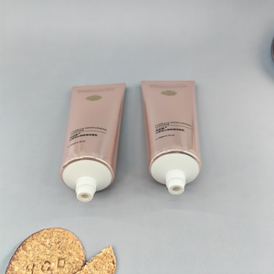 Limpiador Hidratante Camellia 120ml Tubo ABL de Aluminio y Plástico Flexible Rosa con Logotipo Estampado en Oro y Tapa de Rosca Acrílica - Product Image 4